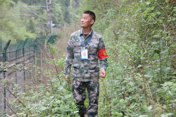 董正建在鐵路沿線巡查。馬發(fā)海攝
