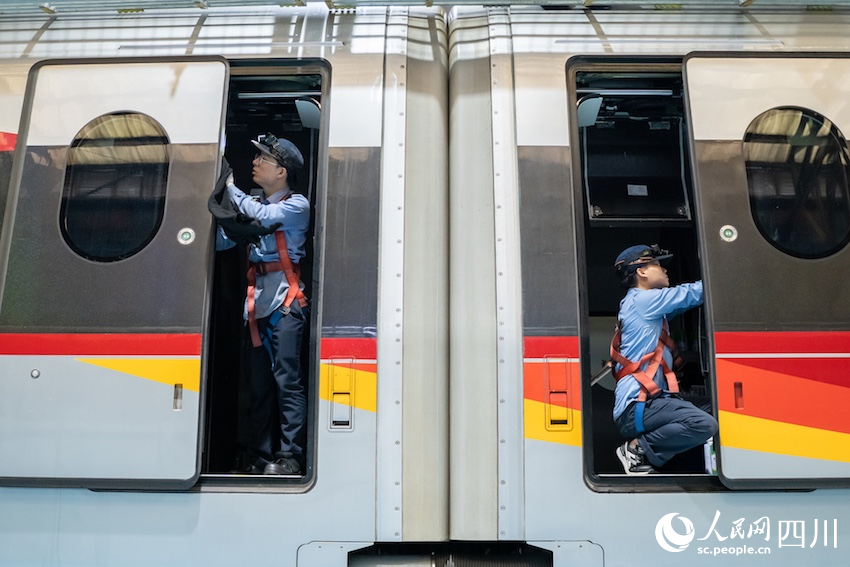 機(jī)械師對列車進(jìn)行檢查。黃強(qiáng)攝