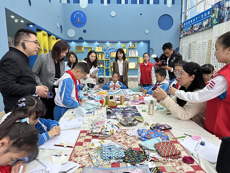 參會嘉賓實地了解同學們的勞動實踐課。青羊區教育局供圖