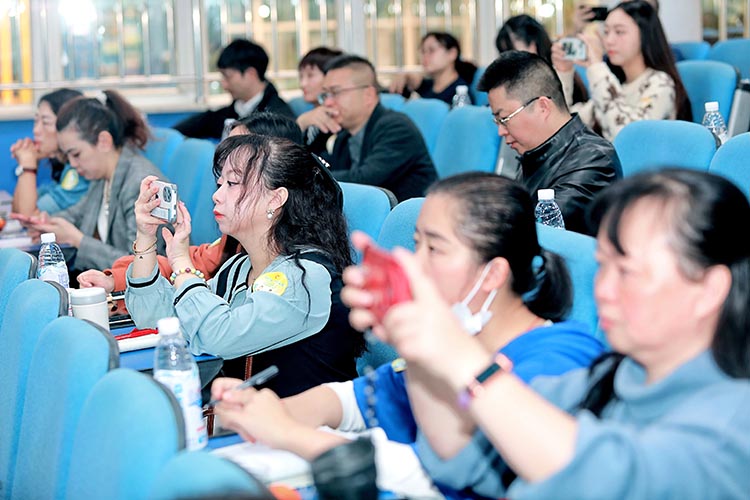 記錄分享會精彩瞬間。青羊區(qū)教育局供圖