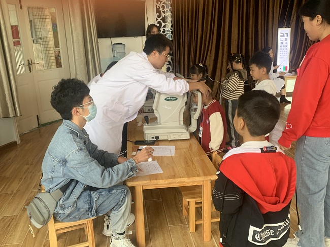 疾控中心醫(yī)務(wù)人員為小朋友們檢查。徐振宇供圖