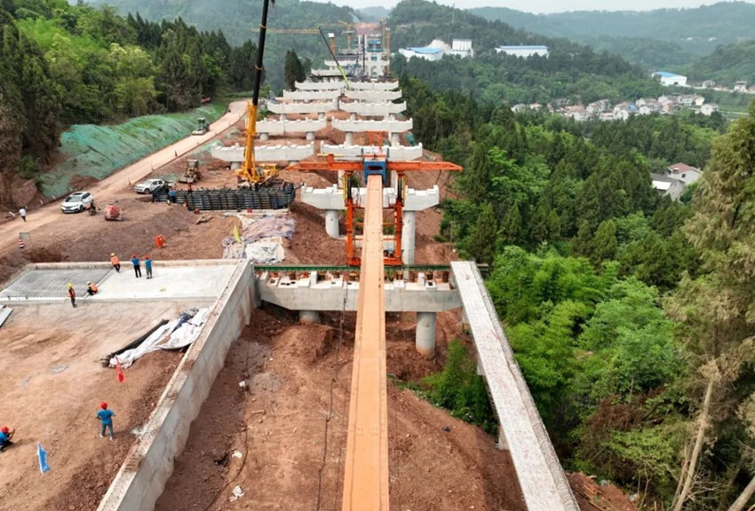 銅資高速建設現場。資陽市交通運輸局供圖