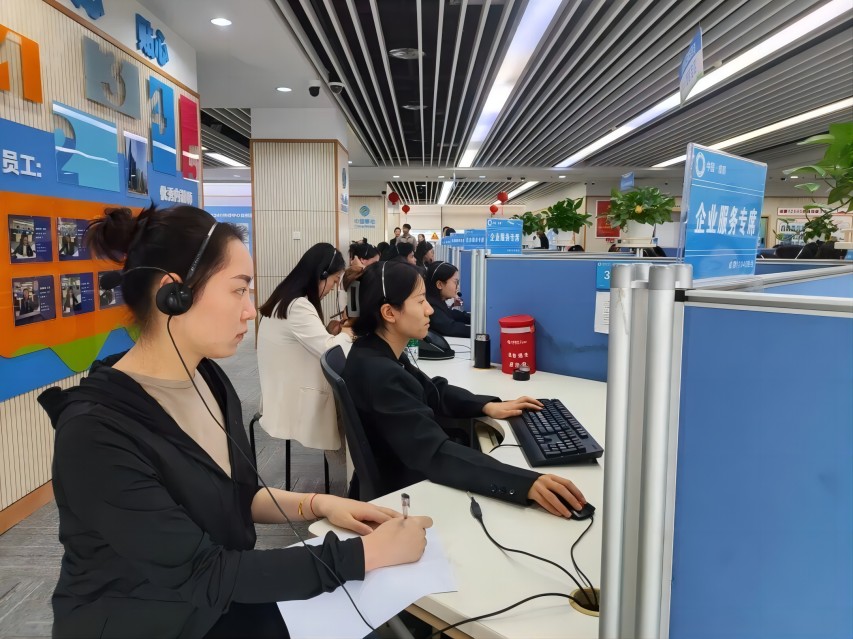 12345熱線解答企業(yè)訴求和問題。溫江區(qū)政務(wù)服務(wù)中心供圖