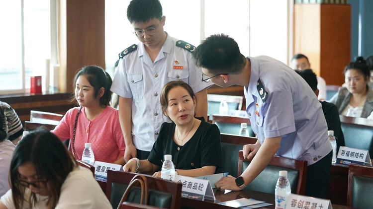 德陽市惠企政策巡回宣傳解讀會現場，稅務干部為納稅人現場解答問題。德陽市稅務局供圖