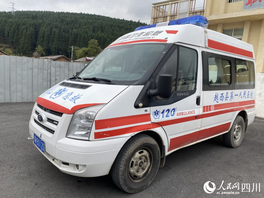 越西縣第一人民醫(yī)院急救車。 實習(xí)生 楊妍冰攝