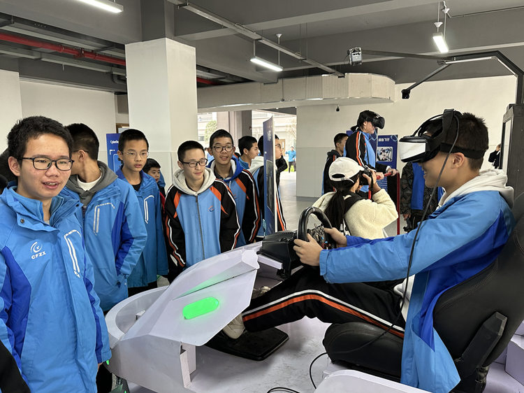同學(xué)們體驗高速列車。青羊區(qū)教育局供圖