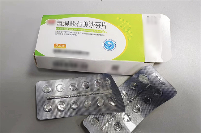 現場發現的氫溴酸右美沙芬片。新都公安供圖
