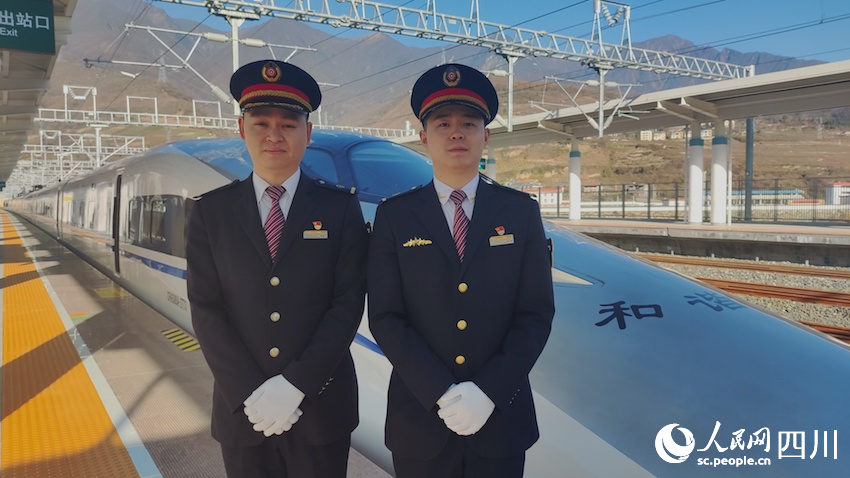 首發列車駕乘人員。人民網記者 郭瑩攝