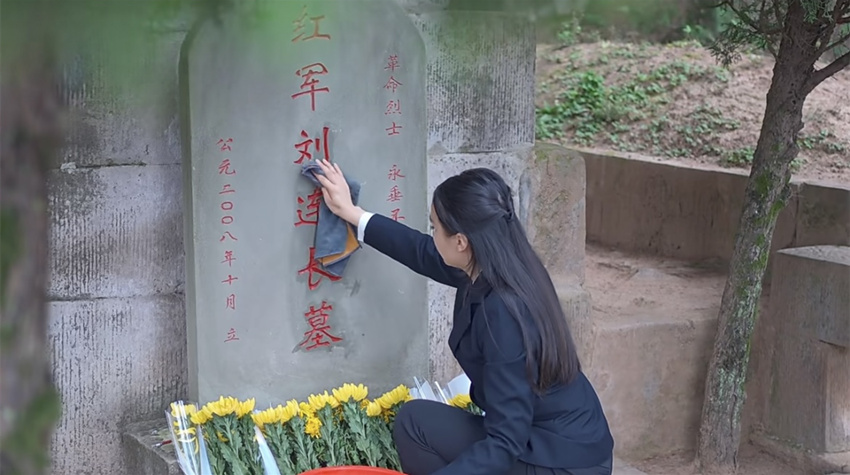 馮煉正在清掃“劉連長”墓。四川省軍區供圖