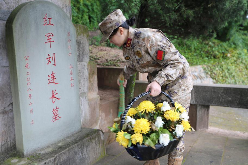 馮煉為“劉連長”獻花籃。四川省軍區供圖