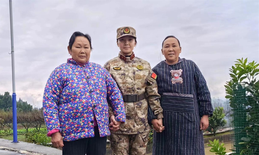 三代守墓人合影（從左至右依次為外婆、馮煉、母親）。四川省軍區供圖