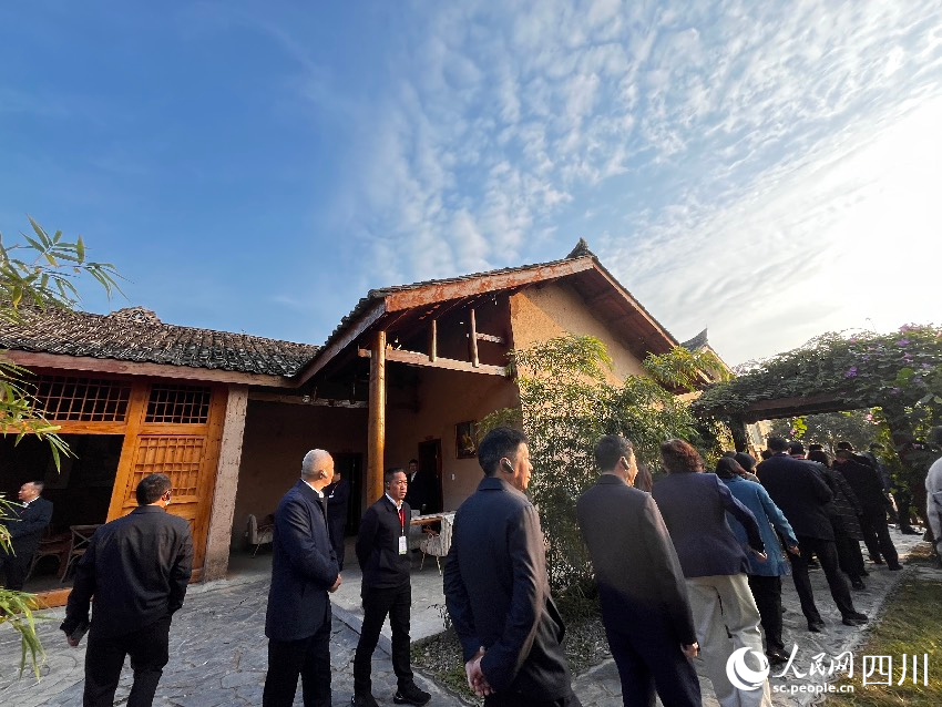 來(lái)自四川各市州的與會(huì)代表參觀典型示范村。人民網(wǎng)記者 朱虹攝