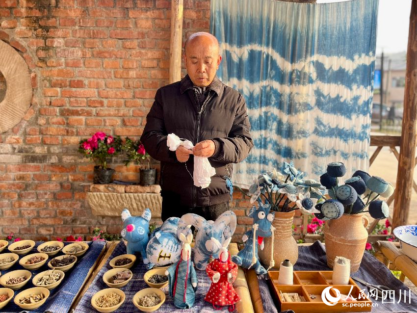 鐵爐村村民曹富興正在制作扎染。人民網(wǎng)記者 朱虹攝