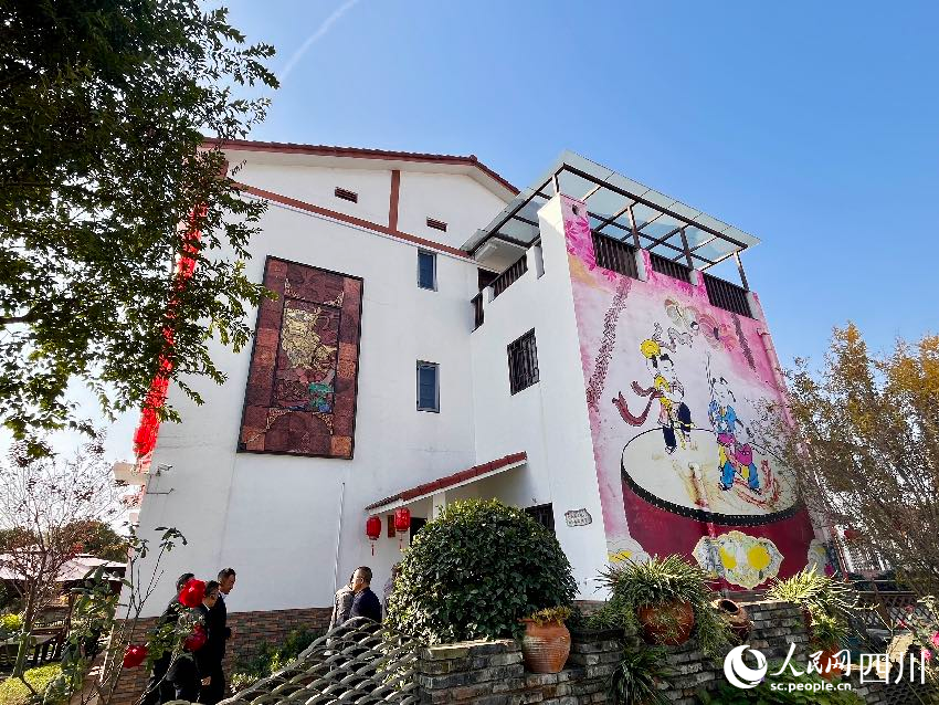民宿“年俗__年舍”是由年俗村內(nèi)一棟村級(jí)集體資產(chǎn)的閑置房舍改建而成。人民網(wǎng)記者朱虹攝