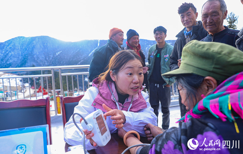 幫扶醫療小分隊成員為村民義診。劉學懿攝