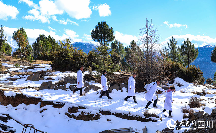 對口幫扶醫療小分隊行走在雪地里。劉學懿攝