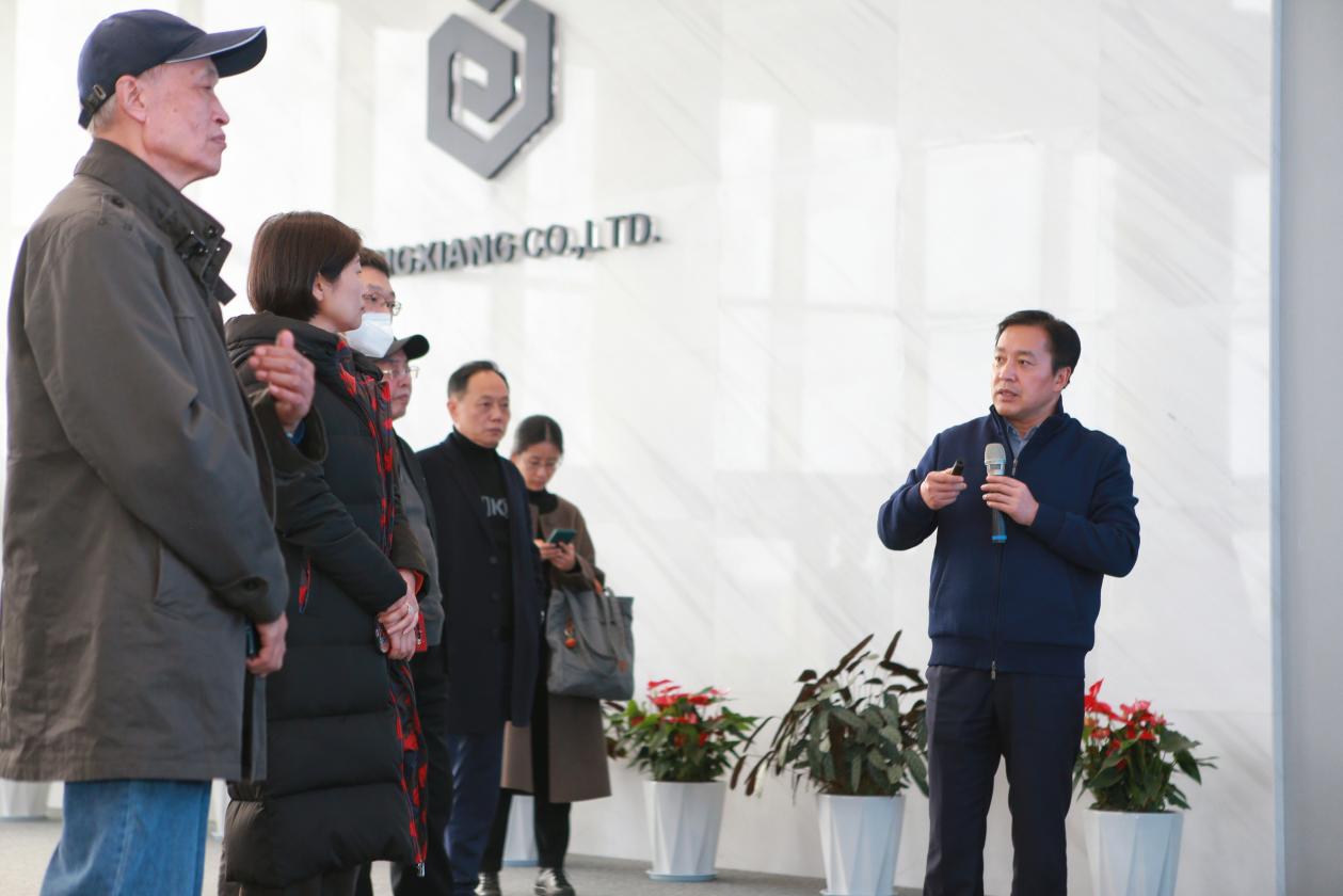 樂(lè)山市五通橋區(qū)委書記劉勇（右一）向調(diào)研組專家們介紹五通橋區(qū)建設(shè)“中國(guó)綠色硅谷”情況。