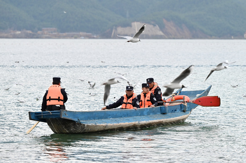 民警在瀘沽湖進行巡湖。四川省公安廳供圖
