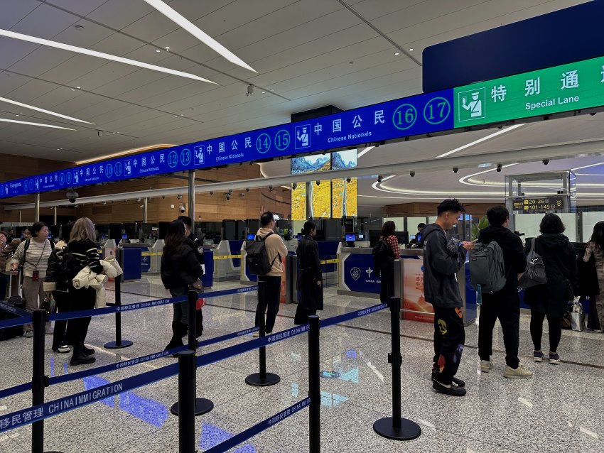 首航旅客有續排隊候檢。成都邊檢供圖