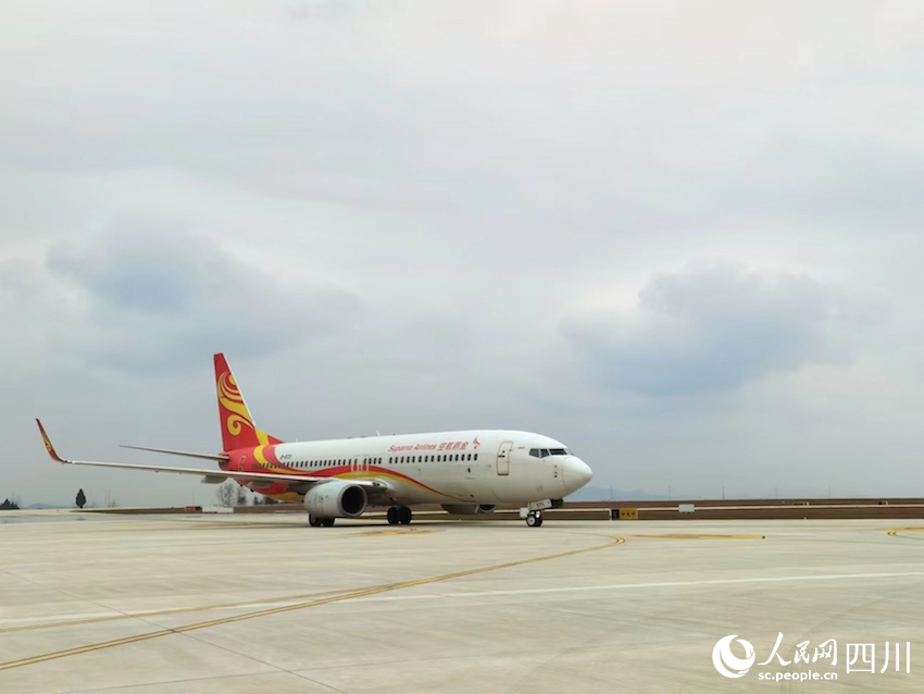 從上海浦東機(jī)場發(fā)出的金鵬航空Y87521次航班抵達(dá)古城機(jī)場。人民網(wǎng)記者 郭瑩攝