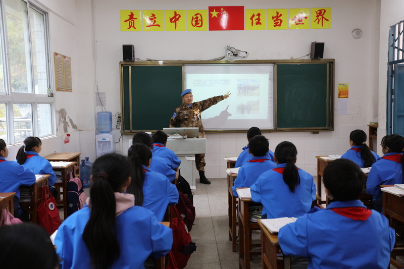 王德淶向?qū)W子們講述維和故事。馬發(fā)海攝