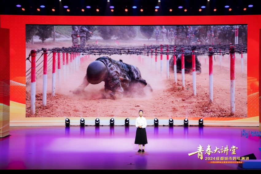 成都大學(xué)校友、聯(lián)合國維和部隊“和平榮譽(yù)勛章”獲得者張欽正在演講。主辦方供圖
