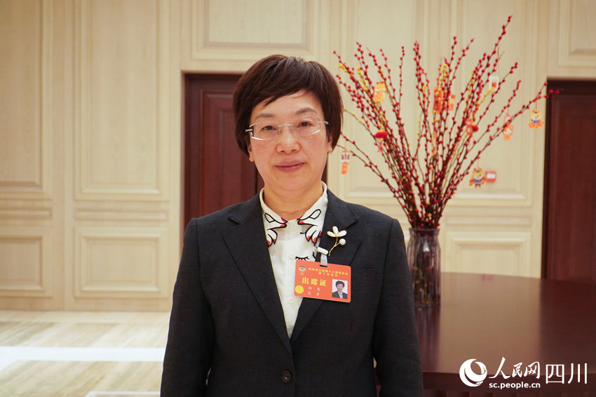 省政協(xié)委員，內(nèi)江市政協(xié)副主席、民革內(nèi)江市委主委柳慧。人民網(wǎng) 趙祖樂攝