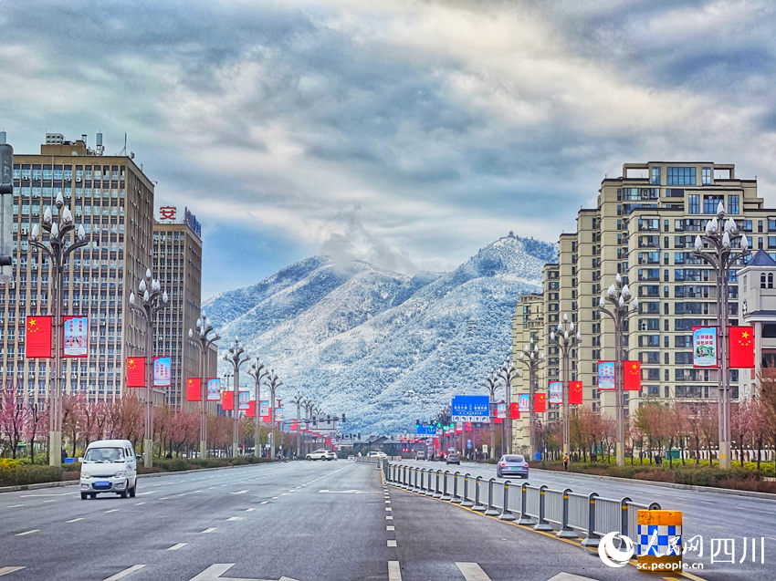 西昌市迎降雪，城市與雪山相融美如畫(huà)。鄭云攝