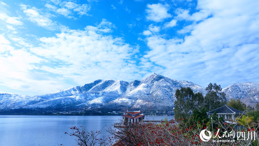 西昌市迎降雪，銀裝素裹美如畫(huà)。江志華攝