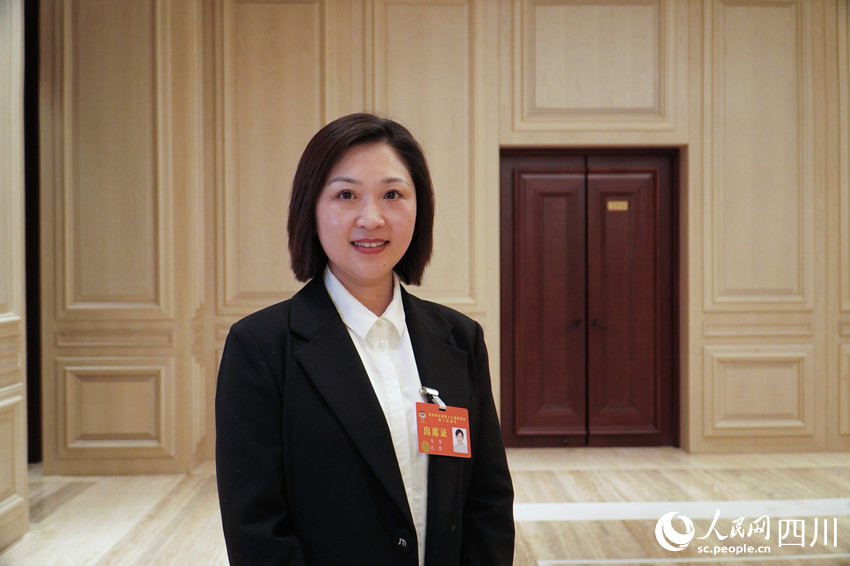 省政協委員，內江市科協主席，隆昌市副市長、紅十字會會長，民盟內江市委副主委朱慧。人民網 趙祖樂攝