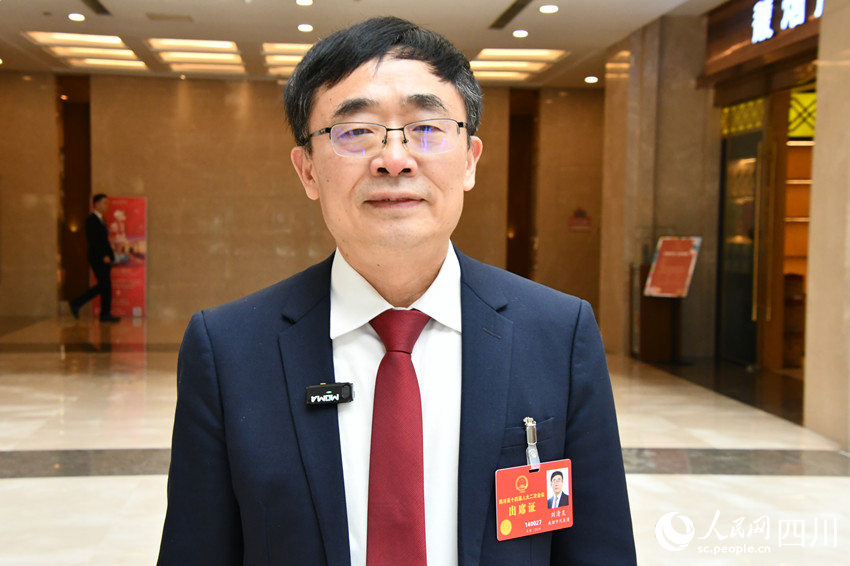 省人大代表、成都理工大學(xué)黨委書記劉清友。人民網(wǎng)記者 李平攝