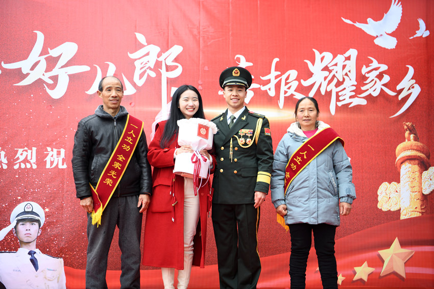 甘建超求婚成功。廣安市退役軍人事務局供圖