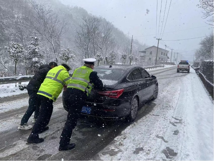 達州市萬源縣加強道路交通重點路段巡查和管控，并采取除冰除雪措施。四川省應急管理廳供圖