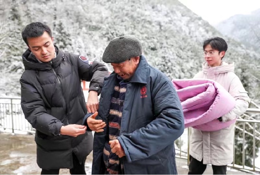 廣安華鎣市應急管理局的工作人員和紅巖鄉的工作人員帶著棉被、棉衣等御寒物資，看望慰問生活在山區的高齡困難群眾。四川省應急管理廳供圖