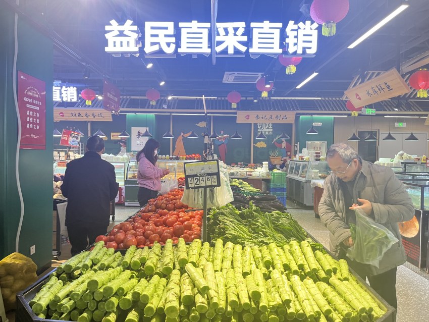 益民菜市東苑店貨架擺滿了各類蔬菜，未受雨雪天氣影響。益民菜市供圖