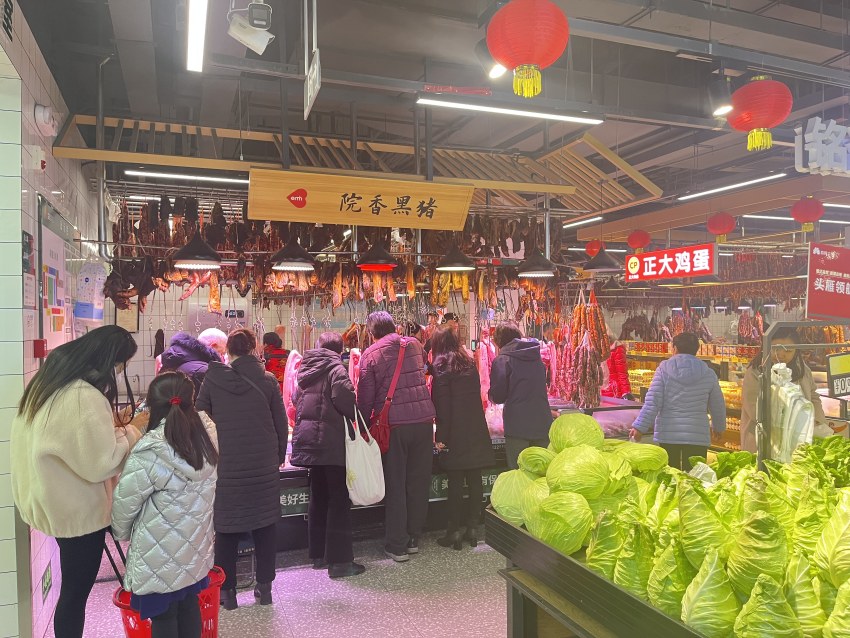 益民菜市東苑店內，市民正在買菜，攤點上擺滿了蔬菜。益民菜市供圖