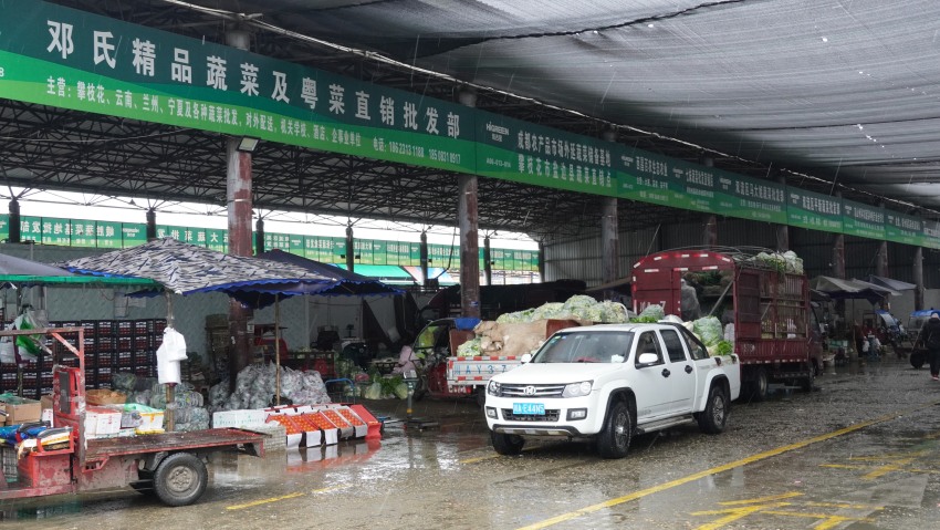 在成都海吉星市場，商戶冒著雨雪交易。成都海吉星市場供圖