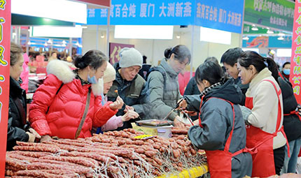    迎春節 備年貨 四川新春年貨購物節“臘味”十足      大紅燈籠掛起來，祥龍醒獅舞起來......隨著春節臨近，過年的儀式感撲面而來。1月23日，“第27屆四川新春年貨節購物節”在四川成都開幕。本屆年貨節將持續至2月4日。【詳細】    