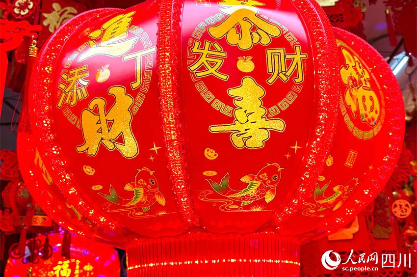 仁壽城區(qū)掛滿大紅燈籠。潘建勇攝