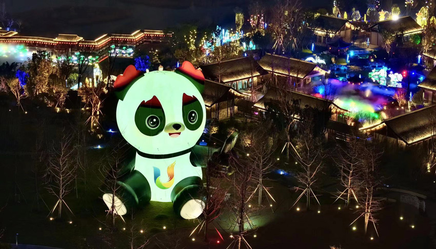 可愛(ài)熊貓，步步登高。龍泉驛融媒體中心供圖