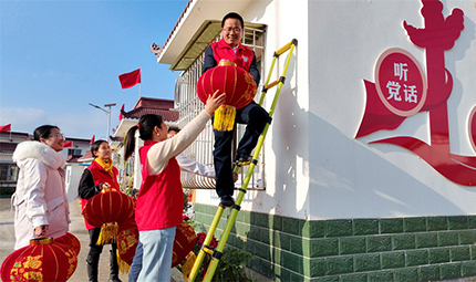    四川仁壽：黨員送上紅燈籠，群眾喜慶新春來      大紅燈籠高高掛，歡歡喜喜迎新年。春節臨近，代表著吉祥如意、幸福美滿的大紅燈籠高高掛起，不僅增添了傳統節日的喜慶氛圍，也寄托著群眾對未來的美好祝愿。【詳細】    