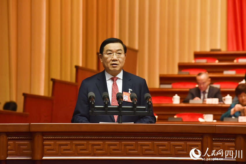 成都市人民政府市長王鳳朝代表市人民政府，向大會報告工作。人民網(wǎng)記者 王洪江攝