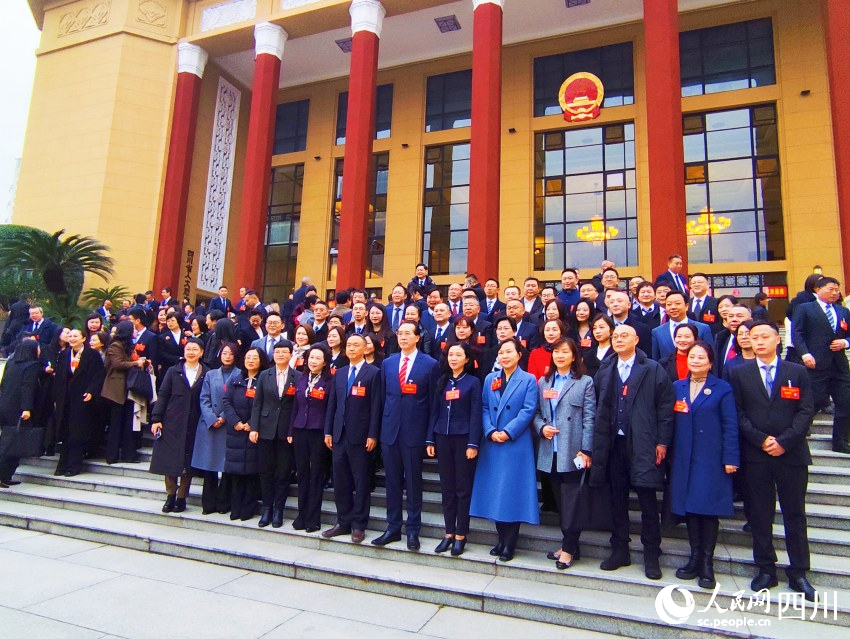 參會的代表委員們。人民網(wǎng)記者 朱虹攝