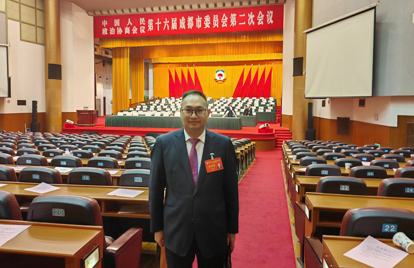 龔顯春在政協會議會場。受訪者供圖