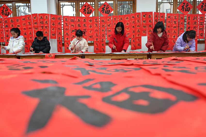 為社區居民書寫春聯和“福”字。蘭自濤攝