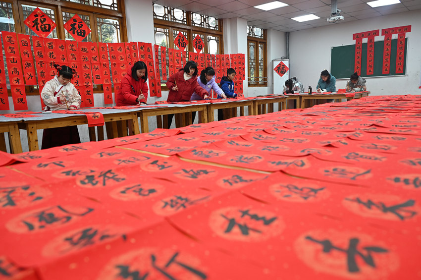 為社區居民書寫春聯和“福”字。蘭自濤攝