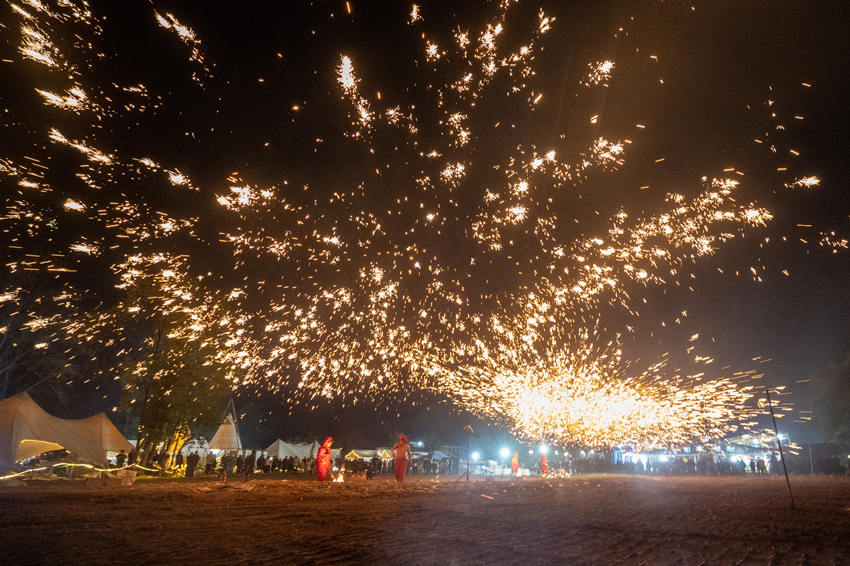 2月1日，傳統(tǒng)匠人在眉山市彭山區(qū)金燭村的萬家水碾夜市為群眾表演國家級非遺“打鐵花”。翁光建攝