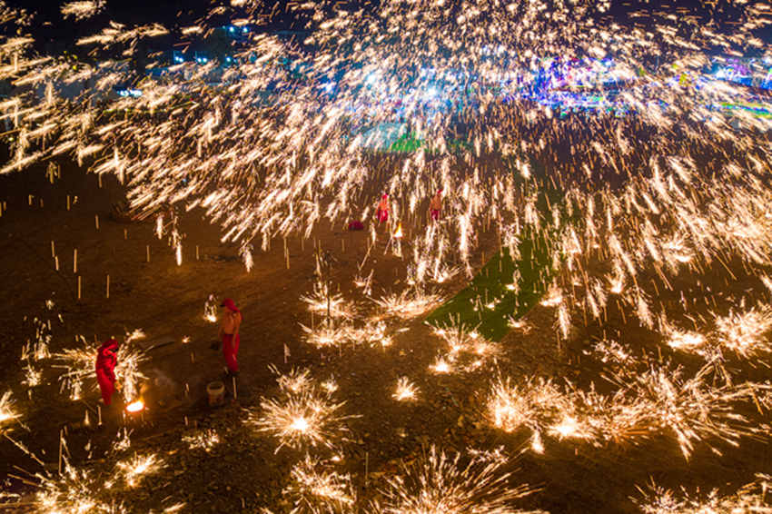 2月1日，傳統(tǒng)匠人在眉山市彭山區(qū)金燭村的萬家水碾夜市為群眾表演國家級非遺“打鐵花”。翁光建攝