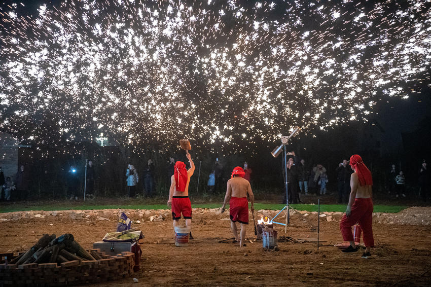 2月1日，傳統(tǒng)匠人在眉山市彭山區(qū)金燭村的萬(wàn)家水碾夜市為群眾表演國(guó)家級(jí)非遺“打鐵花”。翁光建攝