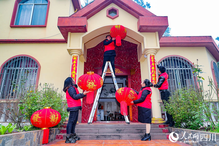 黨員志愿者們?yōu)楫?dāng)?shù)卮迕駫鞜艋\、貼春聯(lián)。牟科攝